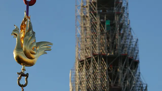 Ayam jantan emas dipasang di puncak menara Katedral Notre Dame Paris