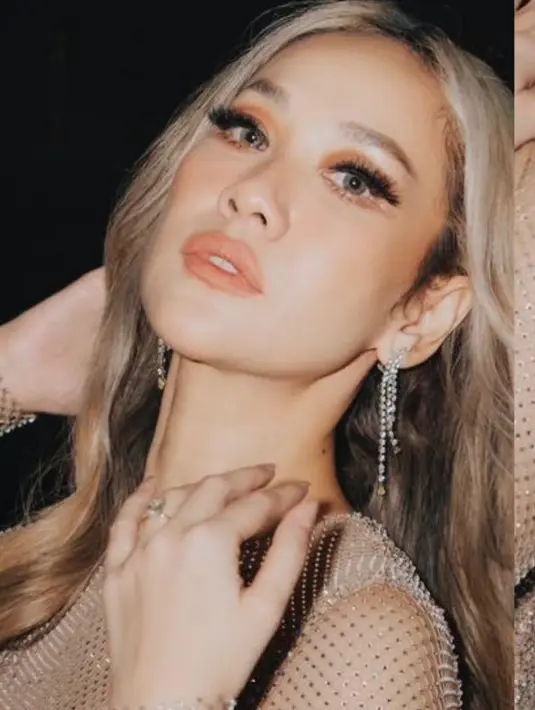 Untuk riasan wajah, BCL terlihat tampil flawless glam dari blush on coral tipisnya dan lipstik nude. Riasan mata mengaplikasikan eyeshadow coklat dan bulu mata bervolume. [@itsmebcl]