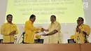 Ketua Korbid Kepartaian Golkar Ibnu Munzir (dua kanan) menyerahkan SK pengangkatan Rizal Mallarangeng (dua kiri) sebagai Plt Ketua DPD Golkar DKI Jakarta, Kamis (6/9). Rizal Mallarangeng menggantikan Agus Gumiwang Kartasasmita. (Merdeka.com/Iqbal Nugroho)