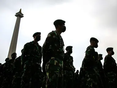 Pasukan gabungan mengikuti gelar pasukan dalam rangka pengetatan PPKM Mikro DKI Jakarta di Lapangan Monas, Jakarta, Jumat (18/6/2021). Gelar pasukan diikuti oleh TNI, Polri, dan Satpol PP. (Liputan6.com/Faizal Fanani)