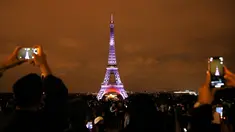 Wisatawan mengambil gambar Menara Eiffel yang berhias instalasi cahaya warna-warni di Paris, Perancis, Kamis (13/9). Pertunjukan ini untuk merayakan 160 tahun hubungan diplomatik antara Perancis dengan Jepang. (AP Photo/Christophe Ena)