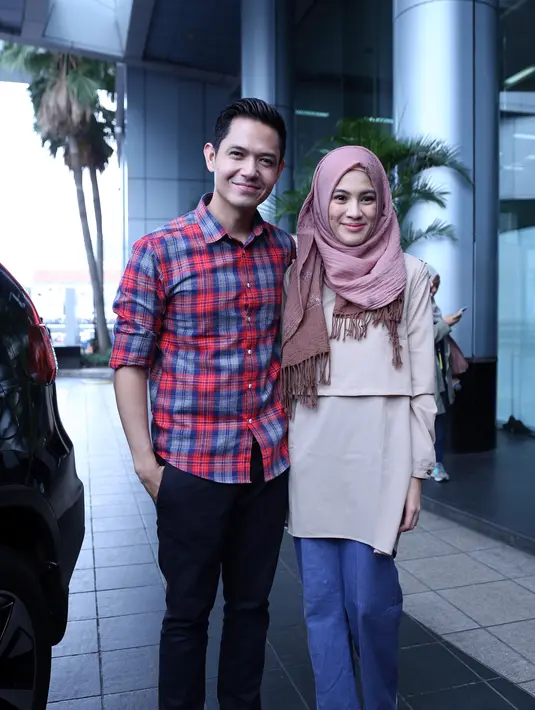 "Suka saja. dia (Alyssa Soebandono) kalau pakai baju apapun terlihat cantik. Terus buat file kita juga. Icha juga suka foto. Kadang lagi candit difoto juga," aku Dude Harlino. (Nurwahyunan/Bintang.com)