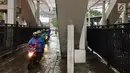 Pengendara sepeda motor menerobos masuk ke jalur bus di Terminal Manggarai, Jakarta, Senin (15/1). Untuk menghindari macet, para pemotor tersebut nekat menerobos ke jalur bus Terminal Manggarai. (Liputan6.com/Immanue Antonius)