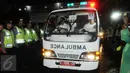 Ambulans yang membawa jenazah terpidana mati keluar dari dermaga Wijayapura, Cilacap, Jawa tengah,Jumat (29/7). Menurut informasi, Ambulans bernomor 11 mengangkut jenazah Seck Osmane. (Liputan6.com/Helmi Afandi) 