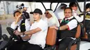 Menteri Agama Yaqut Cholil Qoumas naik mobil golf saat mengunjungi Arafah, Arab Saudi, Selasa (20/6/2023). Kedatangan Yaqut untuk memastikan kesiapan lokasi ibadah wukuf, puncak ibadah haji. (FOTO: MCH PPIH ARAB SAUDI 2023)