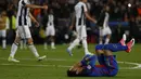 Pemain depan Barcelona, Neymar meluapkan kekecewaannya usai ditahan imbang oleh Juventus pada leg kedua perempat final Liga Champions di stadion Camp Nou (19/4). Hasil imbang ini membuat, Barcelona kandas di Liga Champions. (AFP Photo/Marco Bertorello)