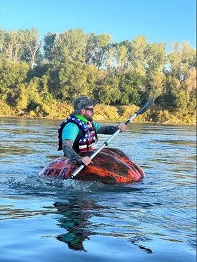 Aksi Pria Seberangi Sungai Pakai Labu