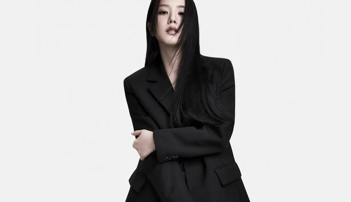 <p>Jisoo BLACKPINK tampil dengan gaya ala lady rocker di kampanye terbaru Lady Dior. Tampilannya lebih fierce dan feminin sambil jinjing tas Lady Dior versi terbaru (Dior)</p>