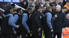 Pelatih MU, Erik Ten Hag (kanan), berdebat dengan pelatih serta ofisial Newcastle United dalam pertandingan pekan ke-29 Liga Inggris 2022/2023 antara Newcastle United melawan Manchester United yang berlangsung di St. James Park, Minggu (2/4/2023) WIB. (AFP/Oli Scarff)