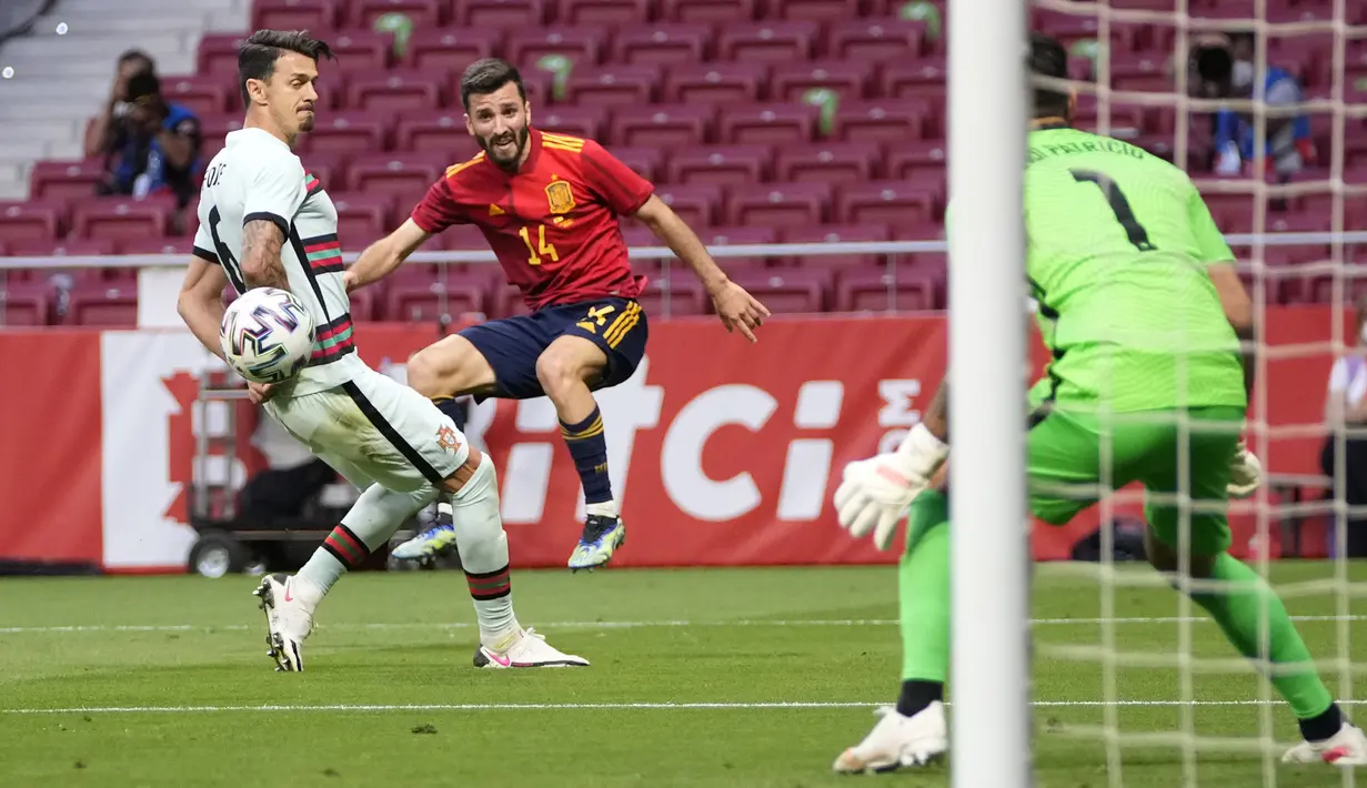 Di 10 menit terakhir spanyol membuat peluang dan lagi-lagi gagal. Umpan silang Gaya gagal di selesaikan Morata yang sebelumnya mencoba melakukan backheel di dekat tiang gawang lewat crossing dari Marcos Llorente. (Foto: AP/Manu Fernandez)