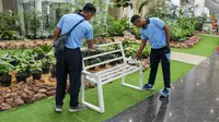 Pembersihan fasilitas Bandara Sepinggan Balikpapan. (Abelda Gunawan)