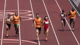 Liu Cuiqing dari China berlari dengan pemandunya Xu Donglin untuk memenangkan final 400 meter T11 putri pada Paralimpiade Tokyo 2020 di Stadion Nasional, Tokyo, Jepang, 28 Agustus 2021. (AP Photo/Eugene Hoshiko)