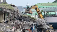 Pekerja melakukan pembongkaran bangunan lama Pasar Rumput, Manggarai, Jakarta, Senin (17/10). Nantinya, pasar yang memiliki luas sekitar 22.710 meter persegi akan dibangun menjadi rusun dengan berbagai fasilitas. (Liputan6.com/Yoppy Renato)