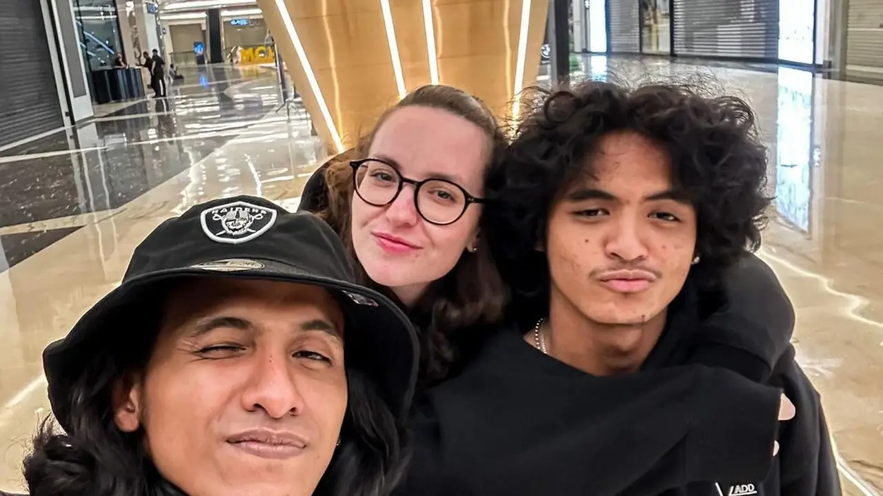 Vadel Badjideh Bersama Bintang dan Calon Kakak Ipar