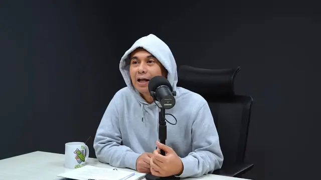 Davina Karamoy blak-blakan dirinya kembar 5. (credit: youtube.com/@radityadika)