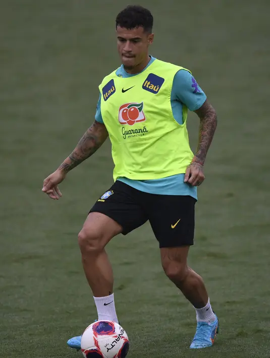 Gelandang Brasil Philippe Coutinho mengambil bagian dalam sesi latihan di Granja Comary, Rio de Janeiro, Minggu (27/3/2022). Brasil akan menghadapi Bolivia dalam laga lanjutan Kualifikasi Piala Dunia 2022 zona Amerika Selatan pada Rabu, 30 Maret 2022 mendatang. (MAURO PIMENTEL/AFP)