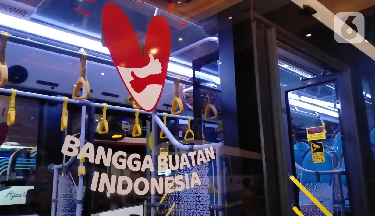 Salah satu bus yang dipamerkan pada acara Busworld Southeast Asia 2022 di JiExpo Kemayoran Jakarta, Jumat (7/10/2022). Busworld Southeast Asia 2022 yang diselenggarakan di JIExpo Kemayoran menjadi ajang unjuk gigi karoseri lokal menampilkan model-model bus premiumnya. (Liputan6.com/Magang/Aida Nuralifa)