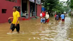 Sejumlah Warga memilih untuk mengungsi dari rumah, di Perumahan Ciledug Indah I, Ciledug, Tangerang, Jum'at (23/01/2015). (Liputan6.com/Andrian M Tunay)