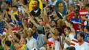 Suporter the Yanks mengangkat gambar Presiden Barrack Obama dan aktivis kemanusiaan, Martin Luther King Jr, saat menyaksikan laga Ghana kontra Amerika Serikat di Dunas Arena, Brasil, (17/6/2014). (REUTERS/Brian Snyder)