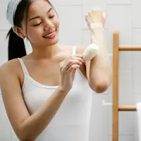 Cara mengatasi kulit kering dengan menggunakan body lotion dan tambahan face oil agar kulit kembali lembab (pexels/sarah chai)