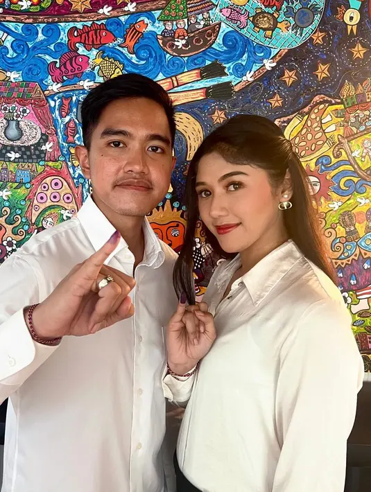 Ia menata rambut panjangnya dengan jepit samping dan poni panjang [@kaesangp]