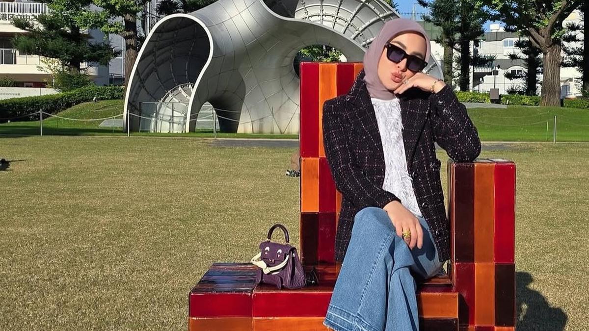 8 OOTD Syahrini di Jepang Serba Branded, Bawa 7 Koleksi Tas Hermes dan Kenakan Bros Rp12 jutaan