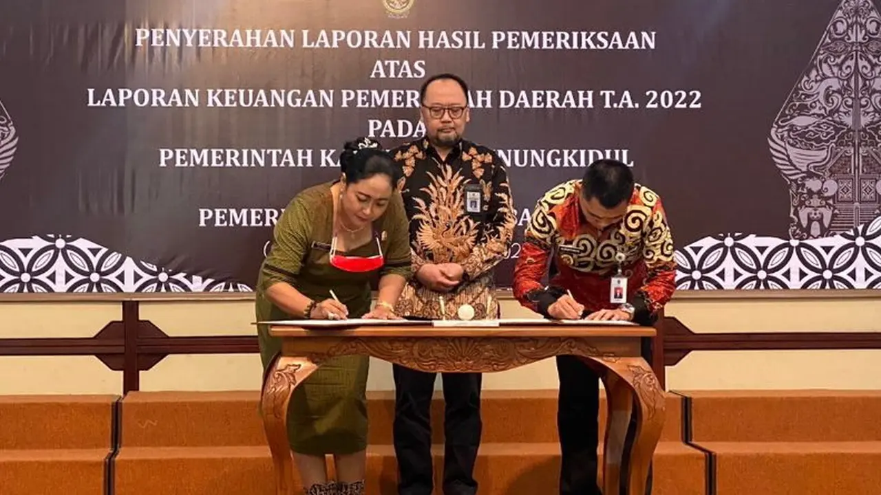 BPK, Bupati dan Ketua DPRD Gunungkidul menadatangai Opini WTP