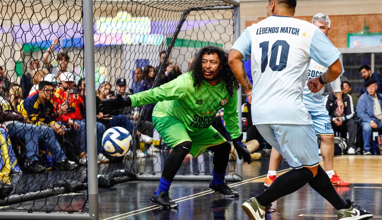 Mantan kiper Kolombia, Rene Higuita berusaha menghalau bola yang akan masuk ke gawangnya dalam laga bertajuk Legends Soccer Match untuk merayakan ulang tahun Diego Maradona di American Dream Mall, East Rutherford, New Jersey, pada 30 Oktober 2025. (AFP/Kena Betancur)