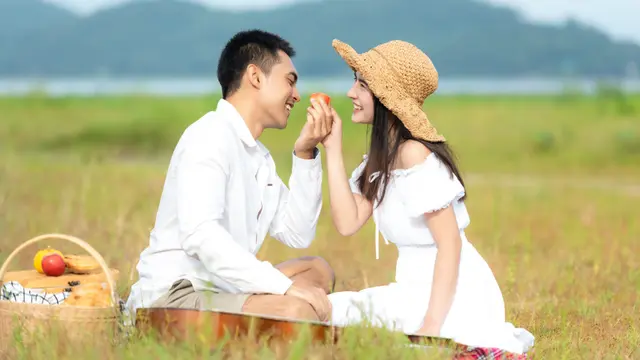 pasangan cinta romantis