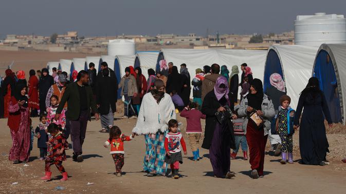 Sejumlah warga yang melarikan diri dari pertempuran antara pasukan Irak melawan kelompok militan ISIS beraktivitas di kamp pengungsian Sewdinan, Khazer, Irak, 3 Januari 2017. (AP Photo / Khalid Mohammed)