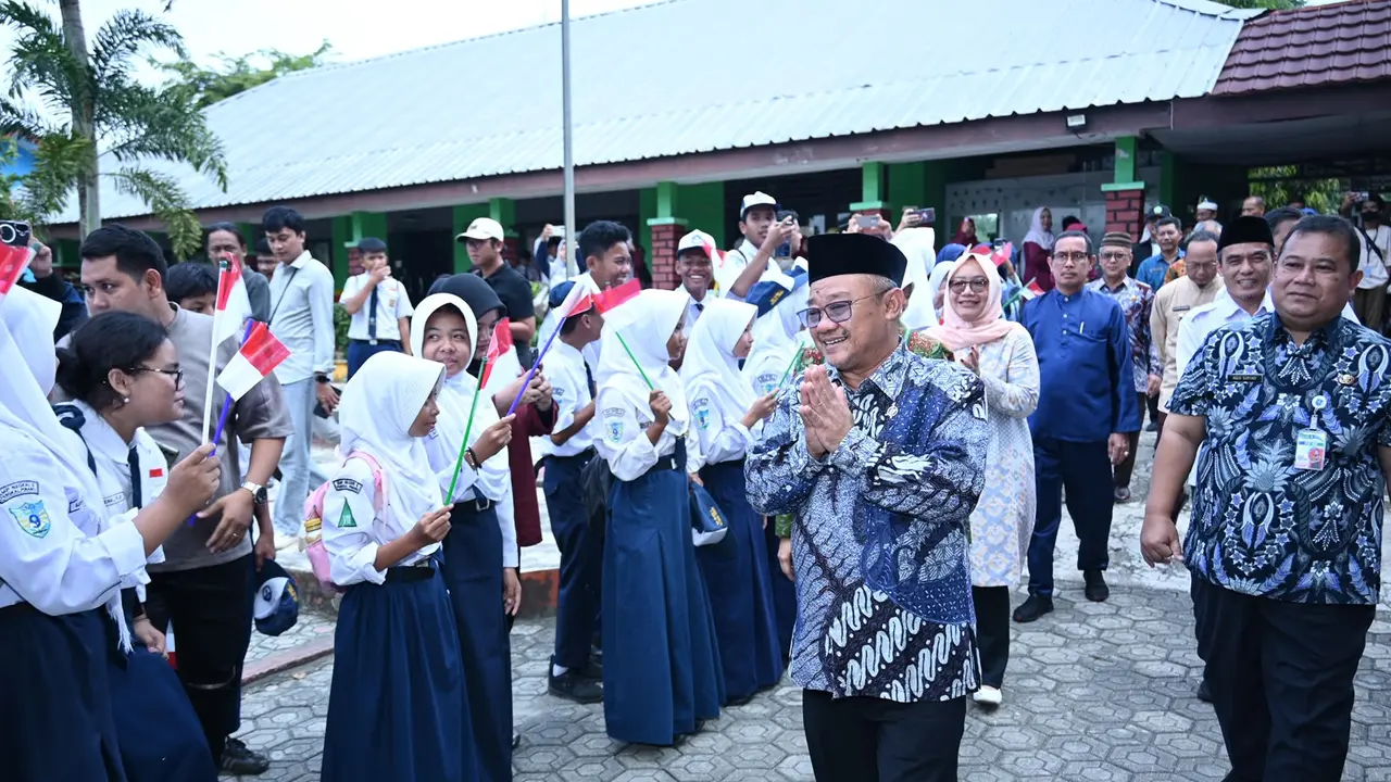 Mendikdasmen Abdul Mu'ti meresmikan hasil Program Revitalisasi Satuan Pendidikan Tahun 2025 .