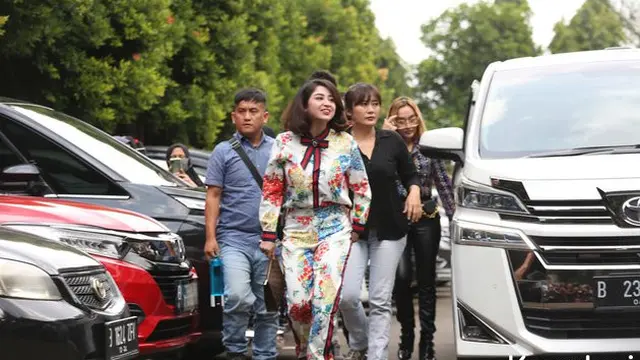 6 Potret Dewi Perssik Hadir di Sidang Cerai dengan Angga Wijaya, Mengaku Tak Gugup
