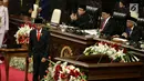Presiden Jokowi meninggalkan podium usai berpidato dalam Sidang Tahunan MPR-RI Tahun 2017 di Gedung Parlemen, Jakarta (16/8). Dalam pidatonya, ia menyebut bahwa tingkat kesejahteraan masyarakat terus meningkat. (Liputan6.com/Johan Tallo)