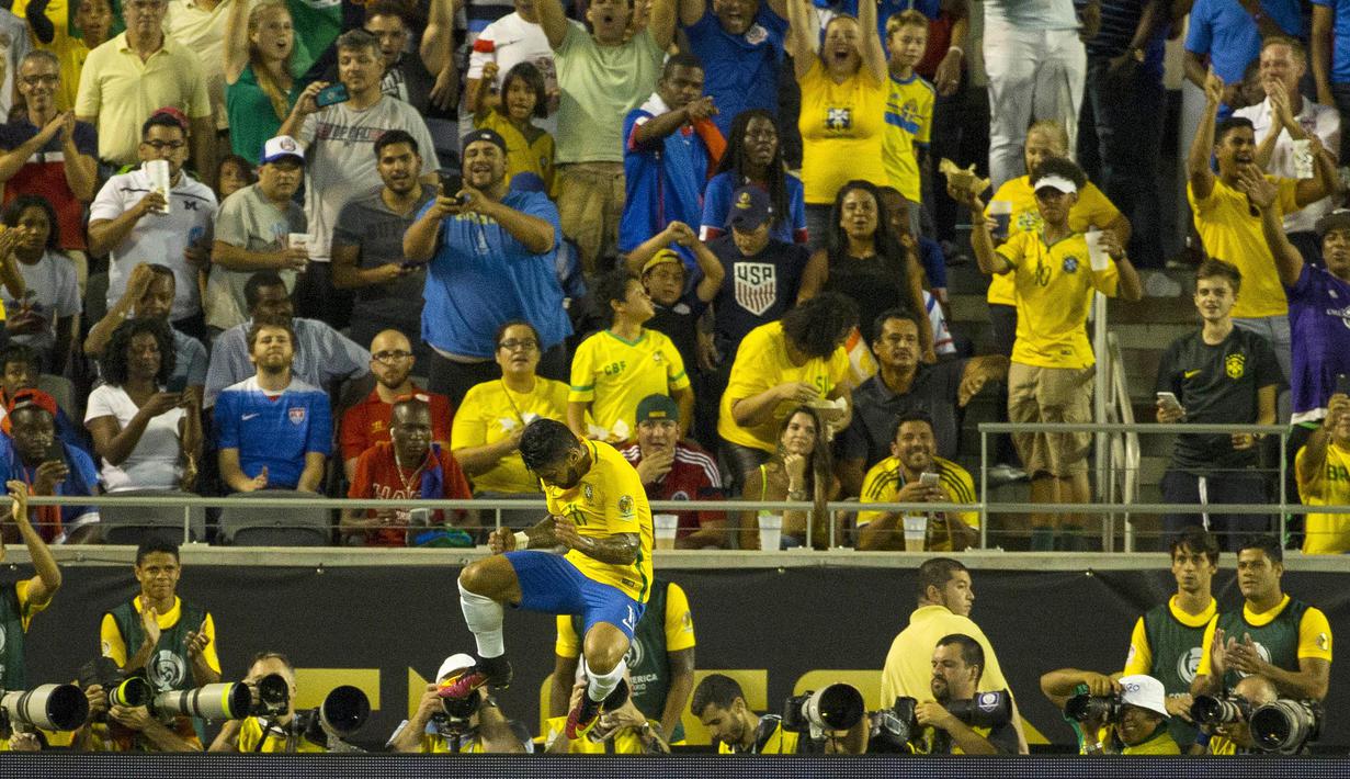 Pemain Brasil Gabriel melompat merayakan golnya ke gawang Haiti pada penyisihan grup B Copa America Centenario 2016 di Orlando, Florida, AS, (9/6/2016) WIB. Brasil menang 7-1. (Mandatory Credit: Kim Klement-USA TODAY Sports)