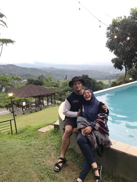 Meski begitu, jarak usia Ikke Nurjanah dan Karlie Fu ternyata tak menghalangi kasih sayang yang begitu besar di antara keduanya. (FOTO: instagram.com/karliefu_/)