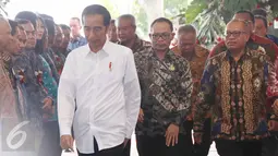 Presiden Jokowi saat meresmikan dimulainya pembangunan rusunami di Sarua, Tangerang Selatan, Kamis (27/4). Jokowi menjamin harga rumah susun itu terjangkau bagi buruh dan MBR dengan harga  Rp 293 juta dan DP 1%. (Liputan6.com/Angga Yuniar)