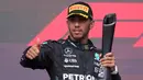 Pembalap Mercedes Lewis Hamilton merayakan di podium usai balapan mobil F1 GP AS 2023 di Sirkuit Amerika, Austin, Texas, Amerika Serikat, Minggu (22/10/2023). Lewis Hamilton resmi didiskualifikasi dari balapan F1 GP AS 2023. (AP Photo/Darron Cummings)