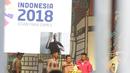 Wapres RI, Jusuf Kalla, memotong tumpeng saat acara peresmian hitung mundur Asian Para Games 2018 di Kemayoran, Jumat (6/10/2017). Asian Para Games 2018 akan digelar mulai 8 hingga 13 Oktober di Jakarta-Palembang. (Bola.com/M Iqbal Ichsan)