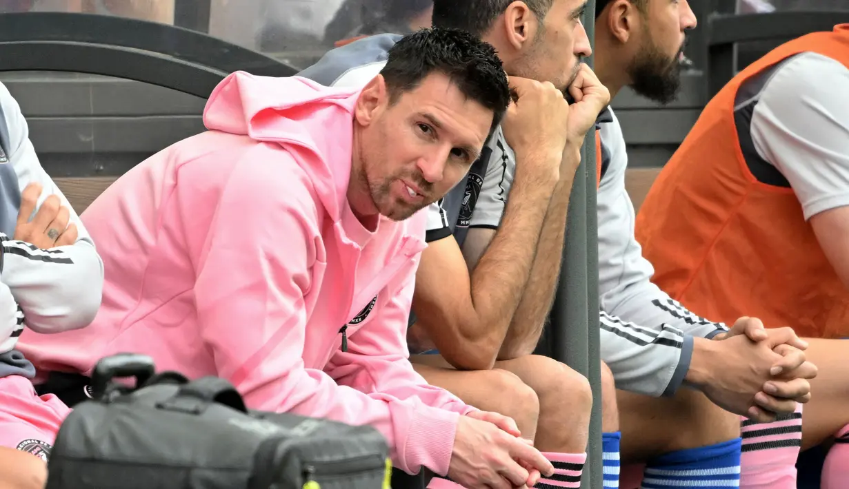Pemain Inter Miami, Lionel Messi duduk di bangku cadangan saat pertandingan persahabatan melawan Tim Hong Kong All Stars di Stadion Hong Kong, Hong Kong, Minggu, 4 Februari 2024 waktu setempat. (AFP/Peter Parks)