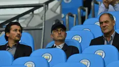 Pelatih Manchester United, Jose Mourinho (tengah) berada di bangku penonton menyaksikan pertandingan Manchester City melawan Everton pada Liga Inggris di Stadion Etihad, (22/8). Laga tersebut sendiri berakhir imbang 1-1. (AFP Photo/Anthony Devlin)