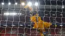 Kiper Liverpool, Caoimhin Kelleher, menepis bola saat melawan Ajax Amsterdam di Stadion Anfield, Rabu (2/12/2020). Kiper ketiga The Reds itu tampil memukau dan membawa Liverpool menang atas Ajax. (Phil Noble/Pool via AP)