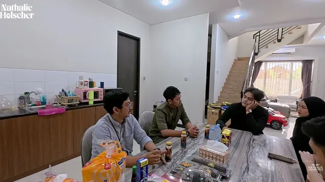 Ruang Makan dan Dapur Rumah Nathalie Holscher