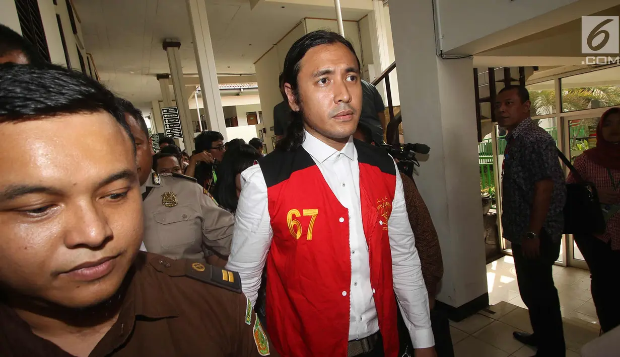 Musisi Marcello Tahitoe bersiap jalani sidang perdana kasus penyalahgunaan narkoba di PN Jakarta Selatan, Selasa (31/10). Ello dan rekannya Maradona didakwa JPU telah menyalahgunakan narkoba jenis ganja di wilayah Jaksel. (Liputan6.com/Immanuel Antonius)