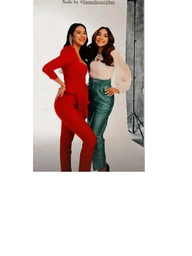 7 Gaya Anya Geraldine dan Gisella Anastasia saat Pemotretan, Kompak Banget