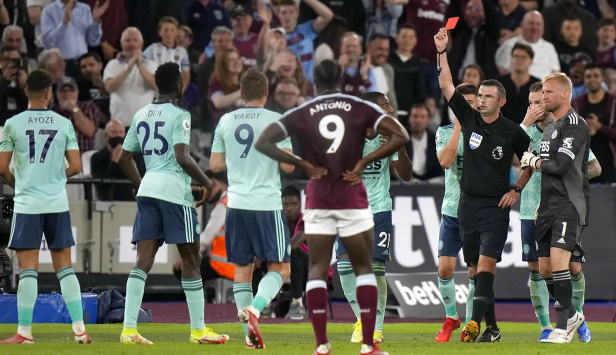 Kekalahan The Foxes ini tak lepas dari petaka kartu merah yang menimpa pemainnya lima menit sebelum turun minum. Ayoze Perez diusir wasit akibat pelanggaran kerasnya kepada Fornals. The Foxes terpaksa meneruskan laga dengan 10 pemain. (Foto: AP/Alastair Grant)