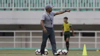Pelatih Timnas Indonesia U-19, Fakhri Husaini, memberikan instruksi saat latihan di Stadion Pakansari, Bogor, Senin (30/9). Latihan ini merupakan persiapan jelang Piala AFF U-19 di Vietnam. (Bola.com/Vitalis Yogi Trisna)