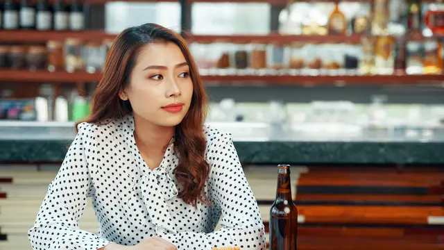 perempuan insecure bekerja sedih