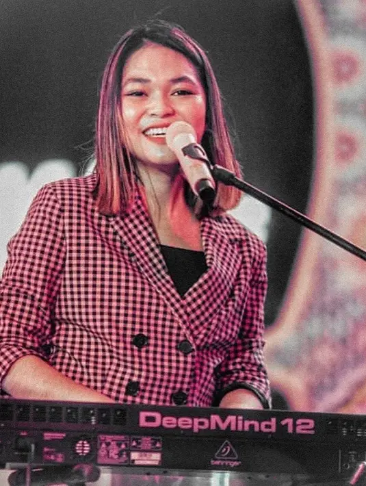 Selain bernyanyi ternyata Regina memiliki bakat lain, yaitu bermain piano. Melalui akun Instagramnya, Regina sering mencover lagu dengan menggunakan piano.  (Liputan6.com/IG/reginapoetiray)