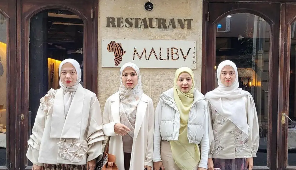 Berlibur di akhir tahun di Paris yang sudah memasuki musim dingin, maka keempatnya tampil dengan pakaian musim dinginnya. Dian Ayu mengenakan outer beraksen bunga dipadukan rok plisketnya dan kerudung senanda. Natasha Rizki mengenakan padding vest dipadukan rok panjang coklat. [@natasharizkynew]