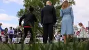 Presiden AS Donald Trump dan Ibu Negara Melania Trump menyaksikan anak-anak menggelindingkan telur paskah di South Lawn Gedung Putih, Washington, Senin (22/4). Acara tahunan itu merupakan bagian dari rangkaian memperingati Paskah yang rutin diselenggarakan Gedung Putih. (REUTERS/Jonathan Ernst)